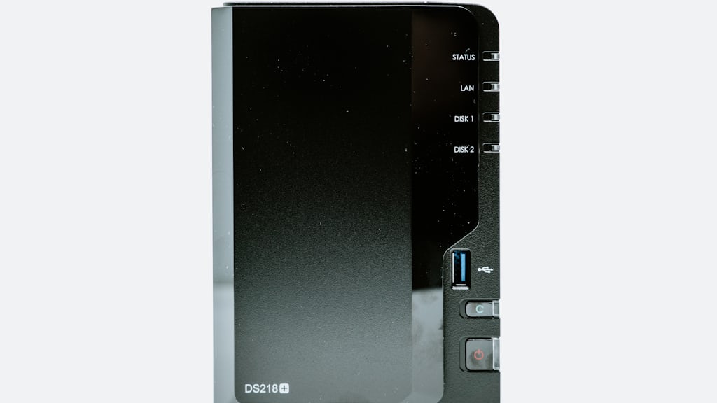 NAS-Server mit mehreren Festplatten als Symbolbild für unterschiedliche Speichermedien beim 3-2-1-Backup