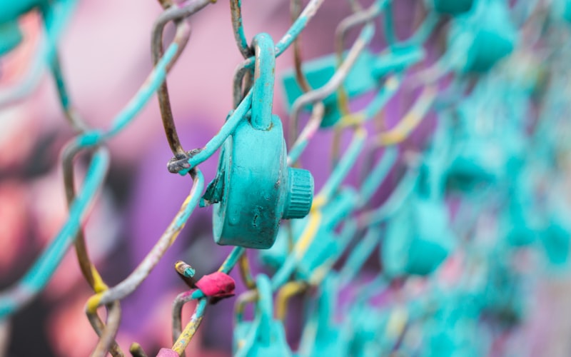 Vorhängeschloss am Zaun als Symbol für persönliche Privatsphäre