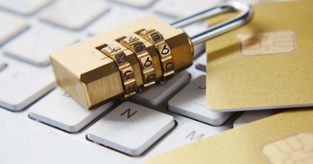 Goldenes Vorhängeschloss auf einer Laptop-Tastatur als Symbol für digitalen Datenschutz