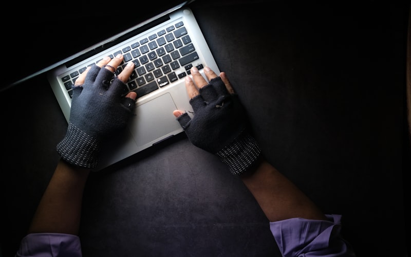 Person arbeitet am MacBook Pro – typisches Ziel für gezielte Phishing-Mails in Unternehmen