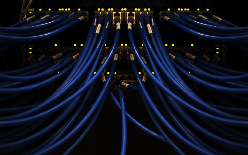 Gebündelte blaue Netzwerkkabel als Symbol für Netzwerk-Infrastruktur und Tunnel-Verbindungen