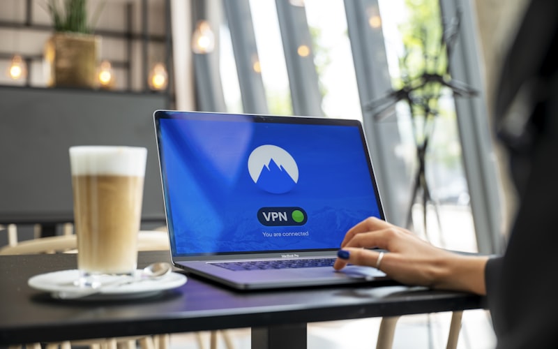 Person arbeitet am Laptop – typischer VPN-Client, der sich zum eigenen Server verbindet