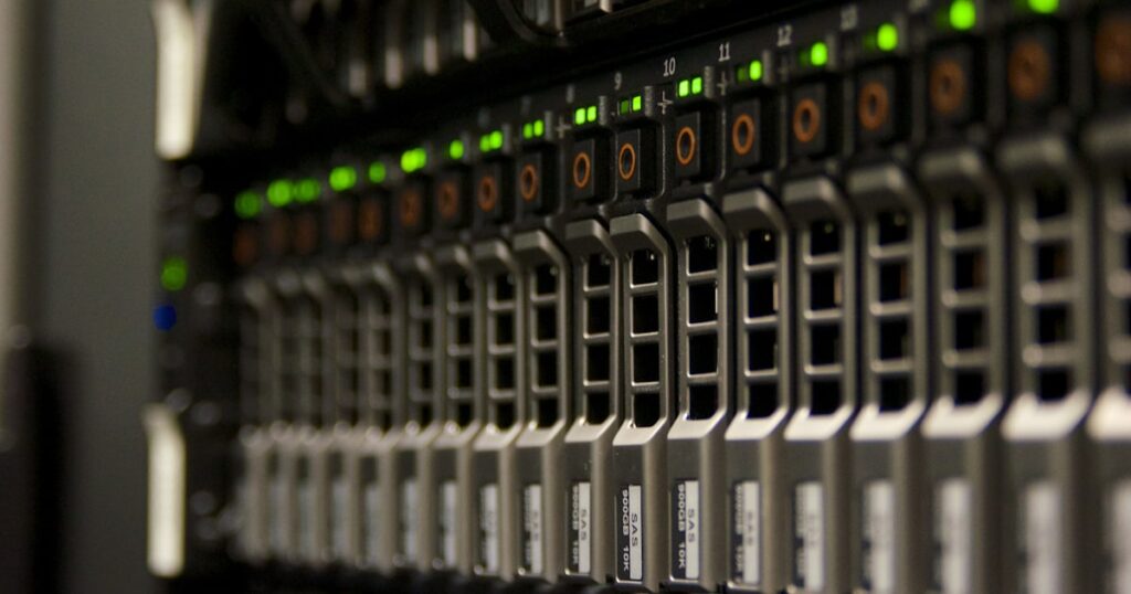 Server-Rack mit leuchtenden Status-LEDs als Symbol für einen selbstgehosteten VPN-Server