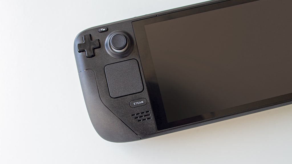 Gaming-Handheld in Aktion als Symbolbild für den Performance-Vergleich CachyOS gegen SteamOS und Windows