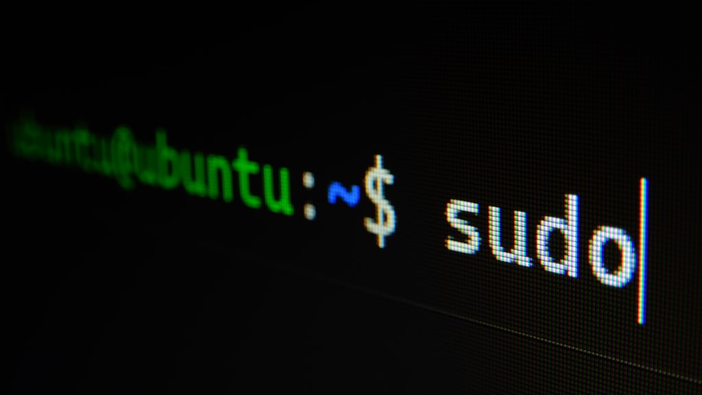 Linux-Terminal mit Code als Symbolbild für die CachyOS-Installation