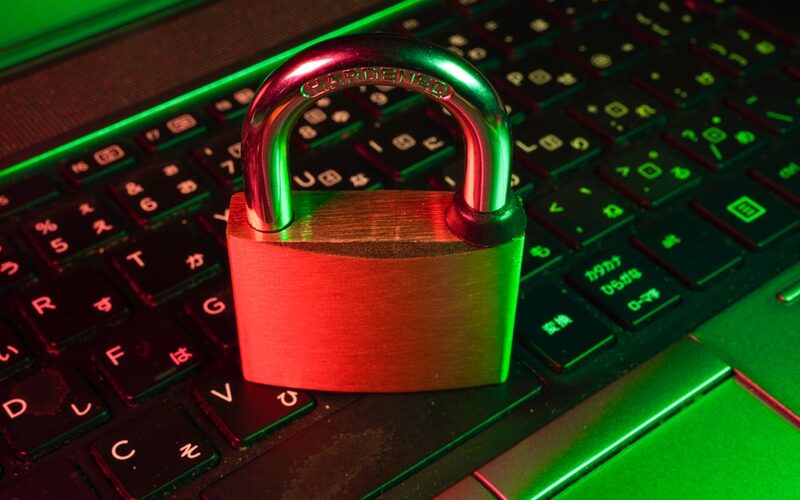 Rotes Vorhängeschloss auf einer Tastatur als Symbol für digitale Sicherheit