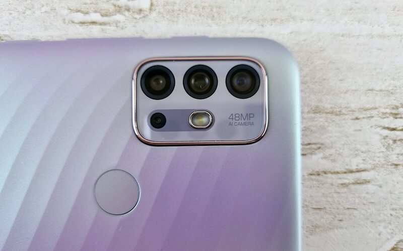 Modernes Smartphone – Passkeys werden meist biometrisch per Fingerabdruck oder Gesichtserkennung entsperrt
