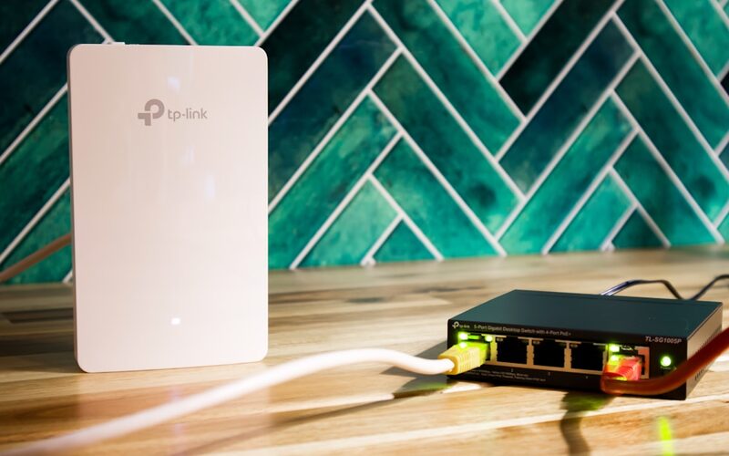 WLAN-Router und Netzwerk-Switch nebeneinander – das Herz des Heimnetzwerks