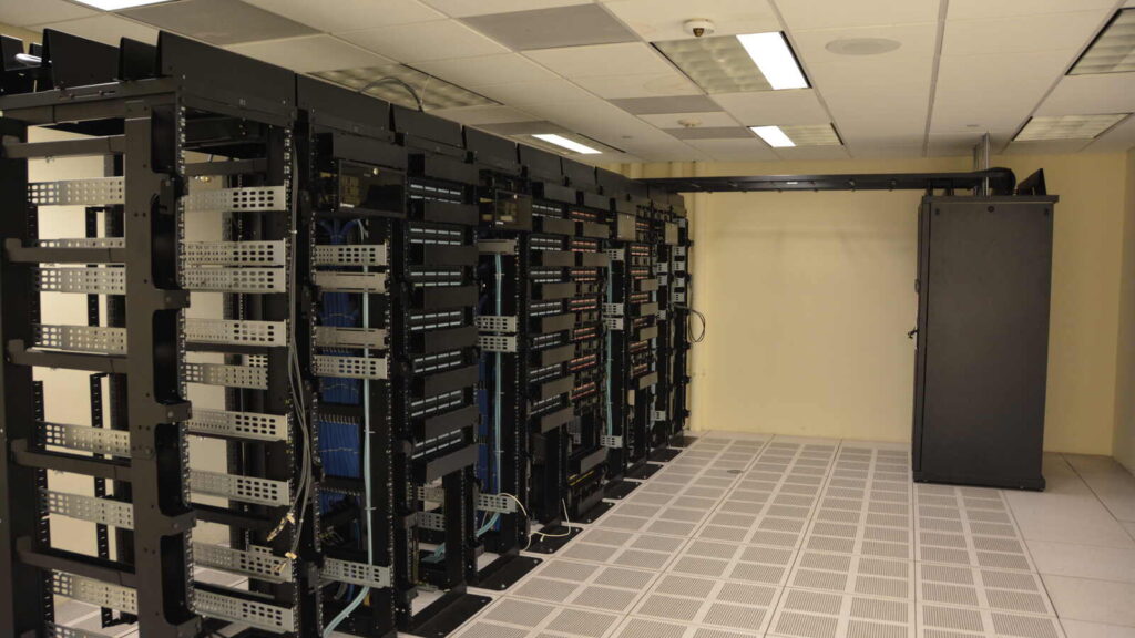Server-Rack im Datacenter symbolisiert VPN-Infrastruktur