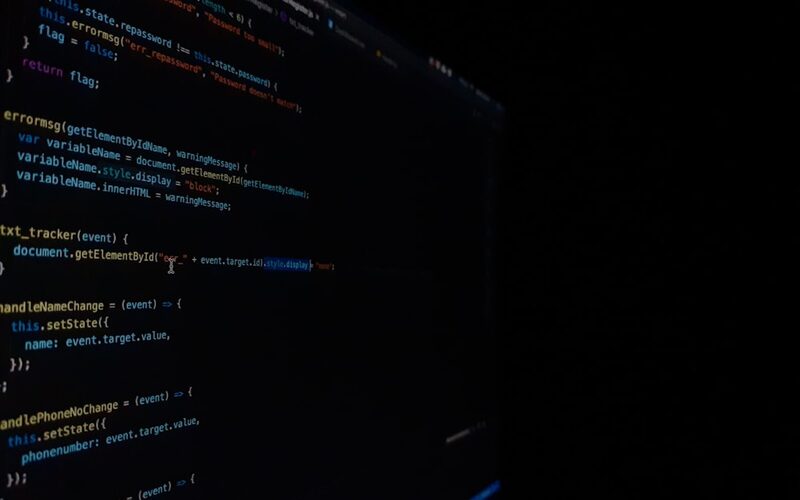 Terminal-Fenster mit Code auf dunklem Monitor