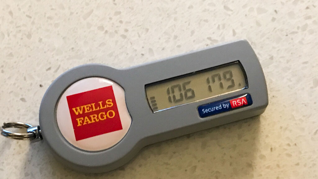2FA-Hardware-Token mit sechsstelligem Einmalcode als Schutz vor Phishing