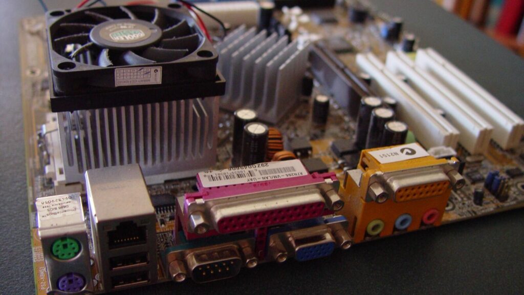 Computer-Mainboard mit montierter CPU und großem Tower-Kühler