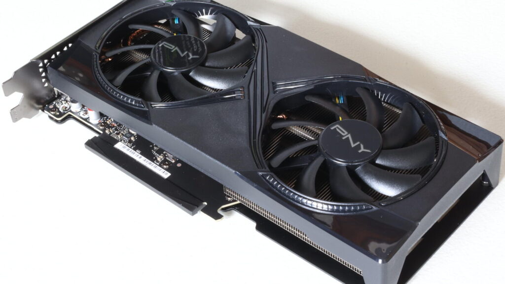 NVIDIA GeForce RTX Grafikkarte von vorn mit Dual-Lüfter Kühler