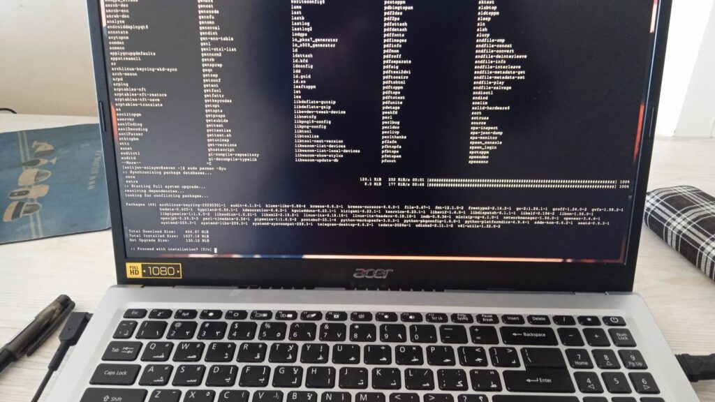 Arch Linux pacman-Update im Terminal auf einem Laptop – Sinnbild für Arch-basierte Distros wie CachyOS, EndeavourOS und Garuda