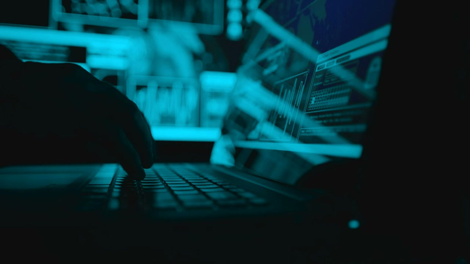 Hände am Keyboard – Sinnbild für Browser-Hygiene gegen Infostealer