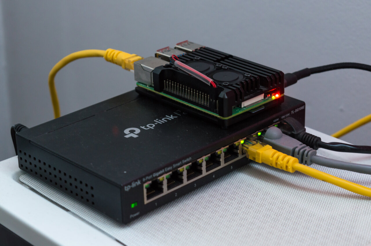 Raspberry Pi 4 auf einem Netzwerk-Switch als guenstiger Jellyfin-Server