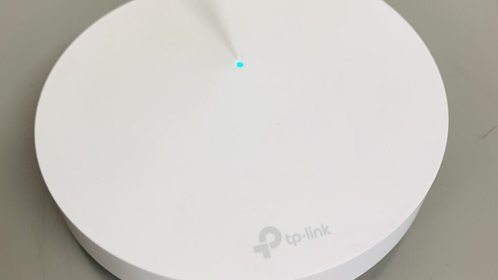 Hardware eines Mesh-WLAN-Systems als Analogie zum Tailscale-Mesh