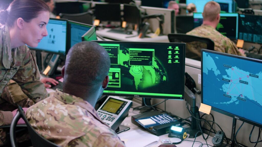 Cybersecurity Operations Center mit mehreren Monitoren als Symbol für eine laufende Phishing-Welle