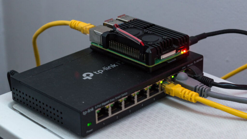 Raspberry Pi 4 auf einem Netzwerk-Switch als Pi-hole-DNS-Server im Heimnetz