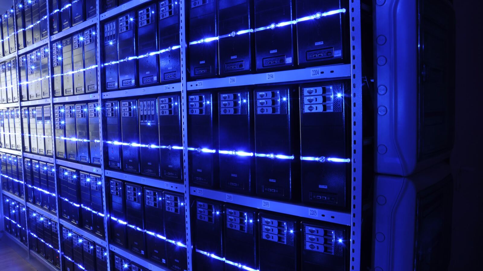 Server-Rack im Rechenzentrum mit blauer Beleuchtung – Symbolbild für einen abgesicherten SSH-Server
