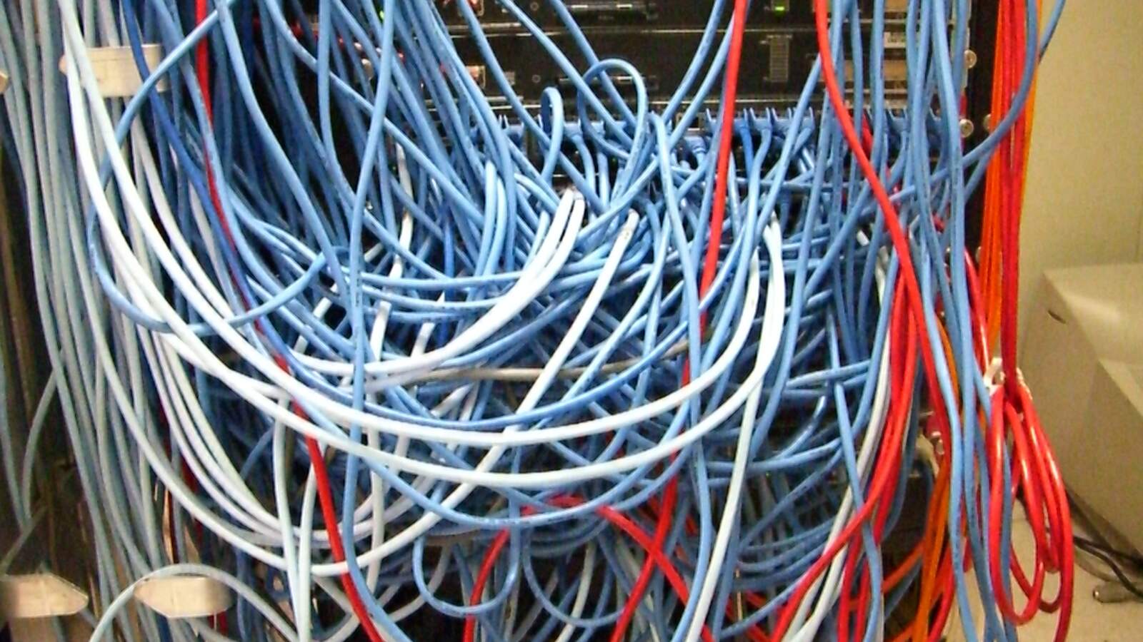 Server-Rack mit Netzwerkkabeln als Symbol für ein Tailscale-Mesh-VPN
