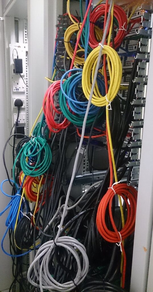 Server-Rack mit Netzwerkkabeln als Symbolbild für Privacy-VPN-Anbieter wie Mullvad, Proton und IVPN