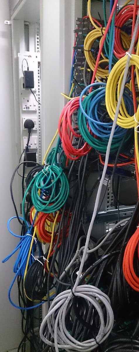 Bündel von Netzwerkkabeln in einem Rechenzentrum als Symbolbild für die Server-Infrastruktur eines VPN-Anbieters