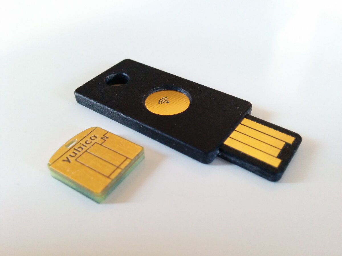 YubiKey Neo und YubiKey Nano nebeneinander – zwei verschiedene Baugrößen desselben Hardware-Security-Konzepts